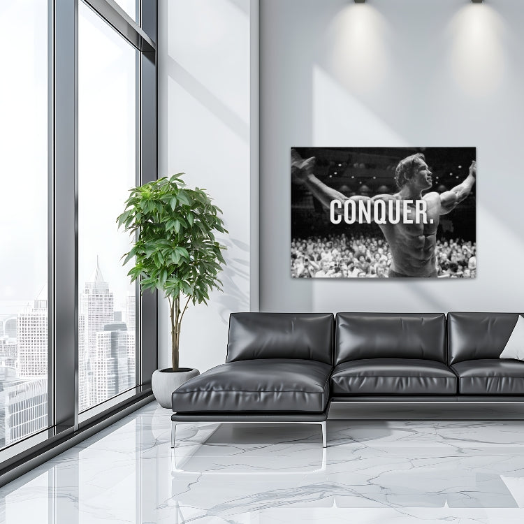 Motivační obraz "Conquer" s fotografií Arnolda Schwarzeneggera v moderním obývacím pokoji | Motivační obrazy a plakáty