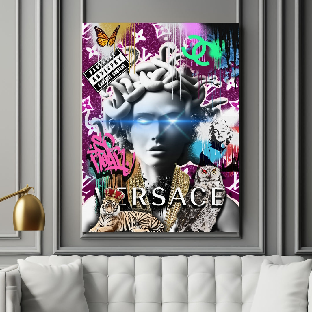 Pop art styl motivační obraz Medúza s neonovými efekty a logem Versace, v elegantním interiéru Budujimperium.cz | motivační obrazy