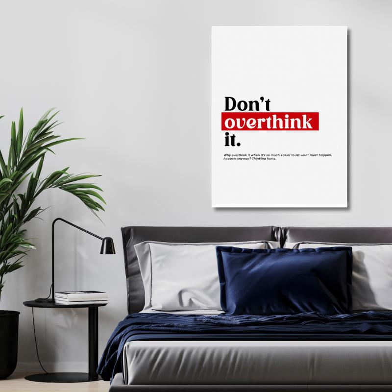Stylový motivační pozitivní obraz na zeď anglicky s citátem Don't overthink it v moderní ložnici. BudujImperium.cz – motivační obrazy