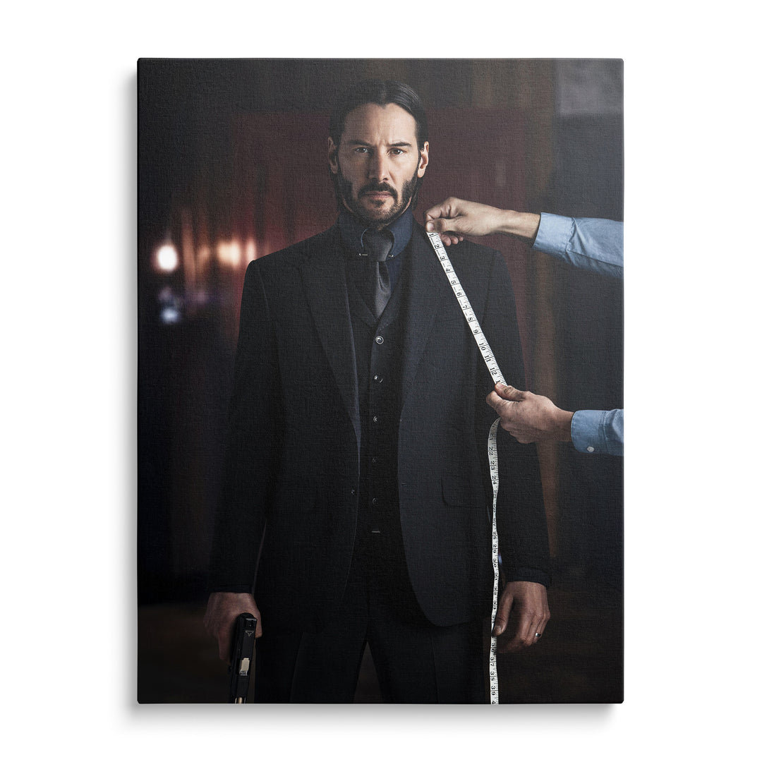 John Wick v tmavém trojdílném obleku s pistolí, ruce krejčího v modré košili a metr přes rameno, teplé lampy v pozadí.