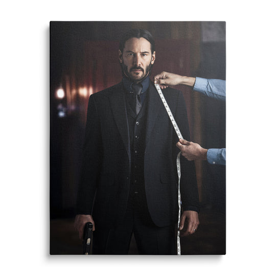 John Wick v tmavém trojdílném obleku s pistolí, ruce krejčího v modré košili a metr přes rameno, teplé lampy v pozadí.