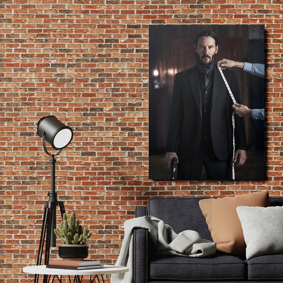 Obraz John Wick - Oblek na míru na cihlové zdi.