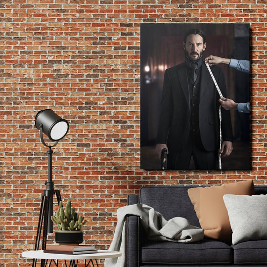 Obraz John Wick - Oblek na míru na cihlové zdi.