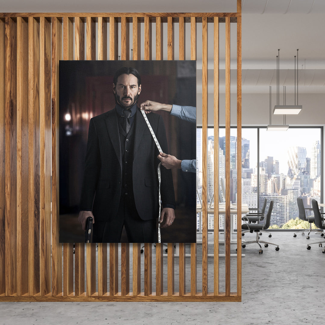 Obraz John Wick - Oblek na míru na dřevěné stěně.