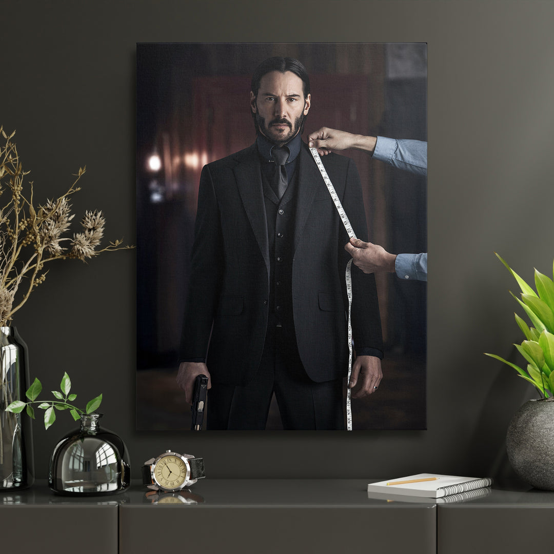 Obraz John Wick - Oblek na míru v interiéru s hodinami.
