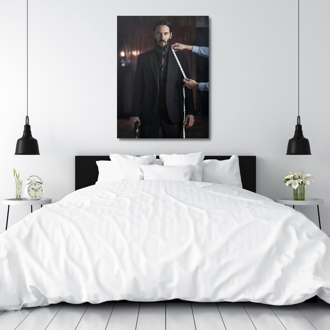 Obraz John Wick - Oblek na míru nad postelí.