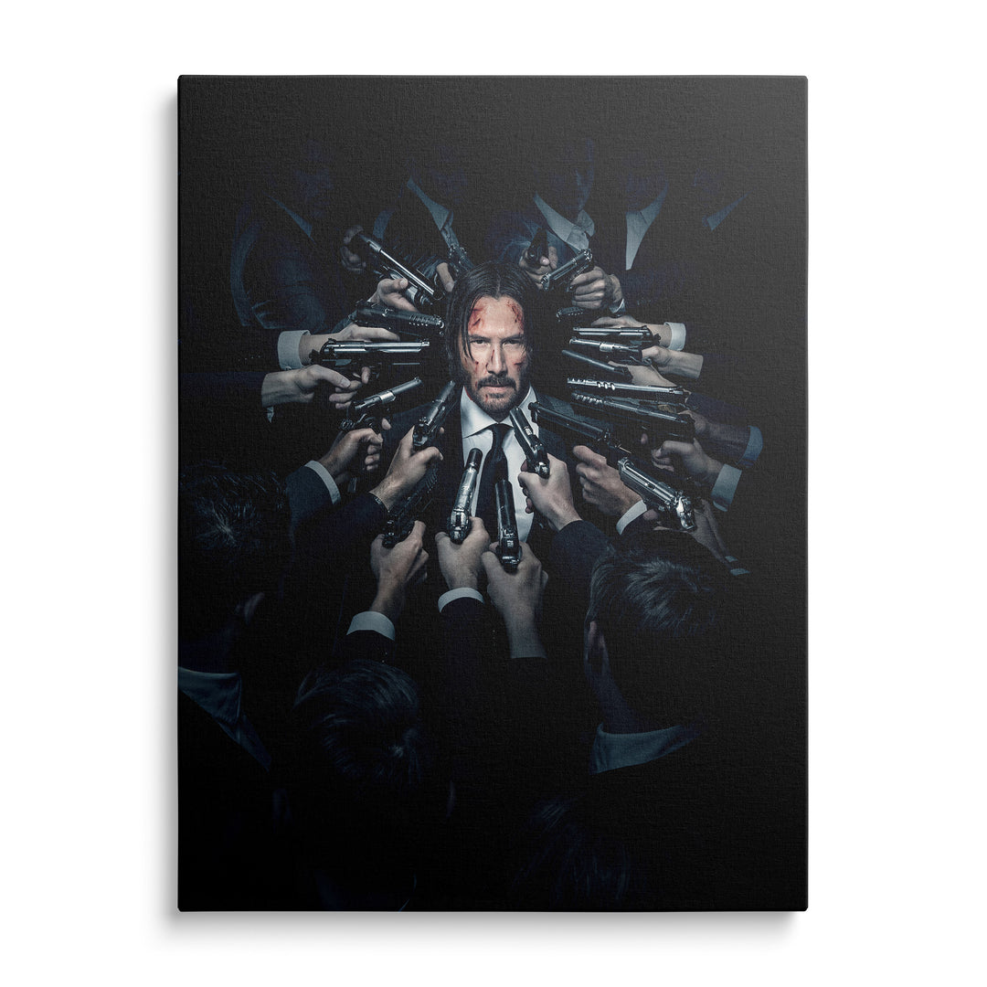 John Wick v černém obleku a kravatě obklopený rukama s pistolemi namířenými na něj, bílé manžety na téměř černém pozadí.