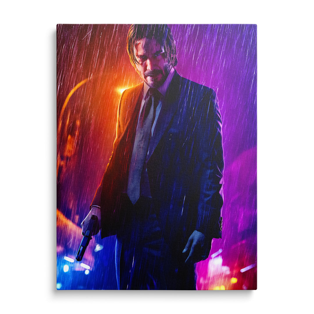 John Wick v tmavém saku a kravatě s pistolí v dešti, oranžovočervená a fialovorůžová záře a modrobílá světla dole.