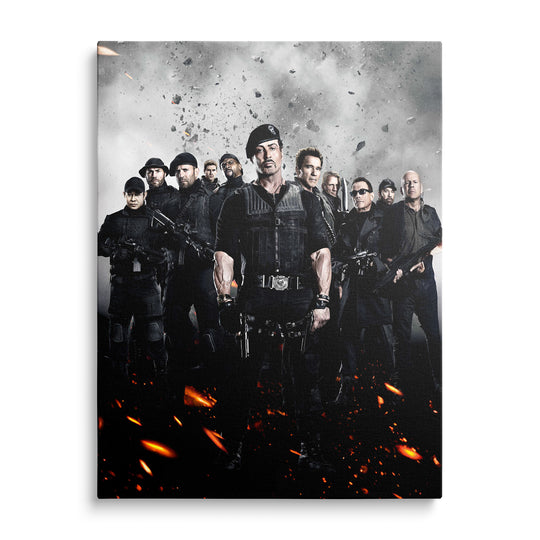 Skupina postav Expendables v černém taktickém oblečení se zbraněmi, Stallone uprostřed, šedý dým a trosky za nimi.