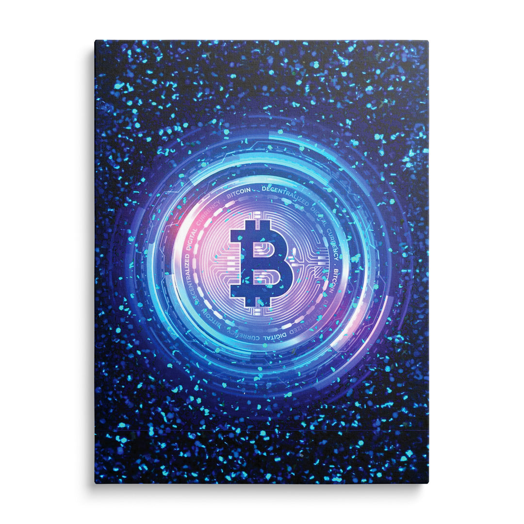 Symbol bitcoinu v zářivých modrotyrkysových technologických kruzích s obvody a nápisem Bitcoin na tmavě modrém podkladu.