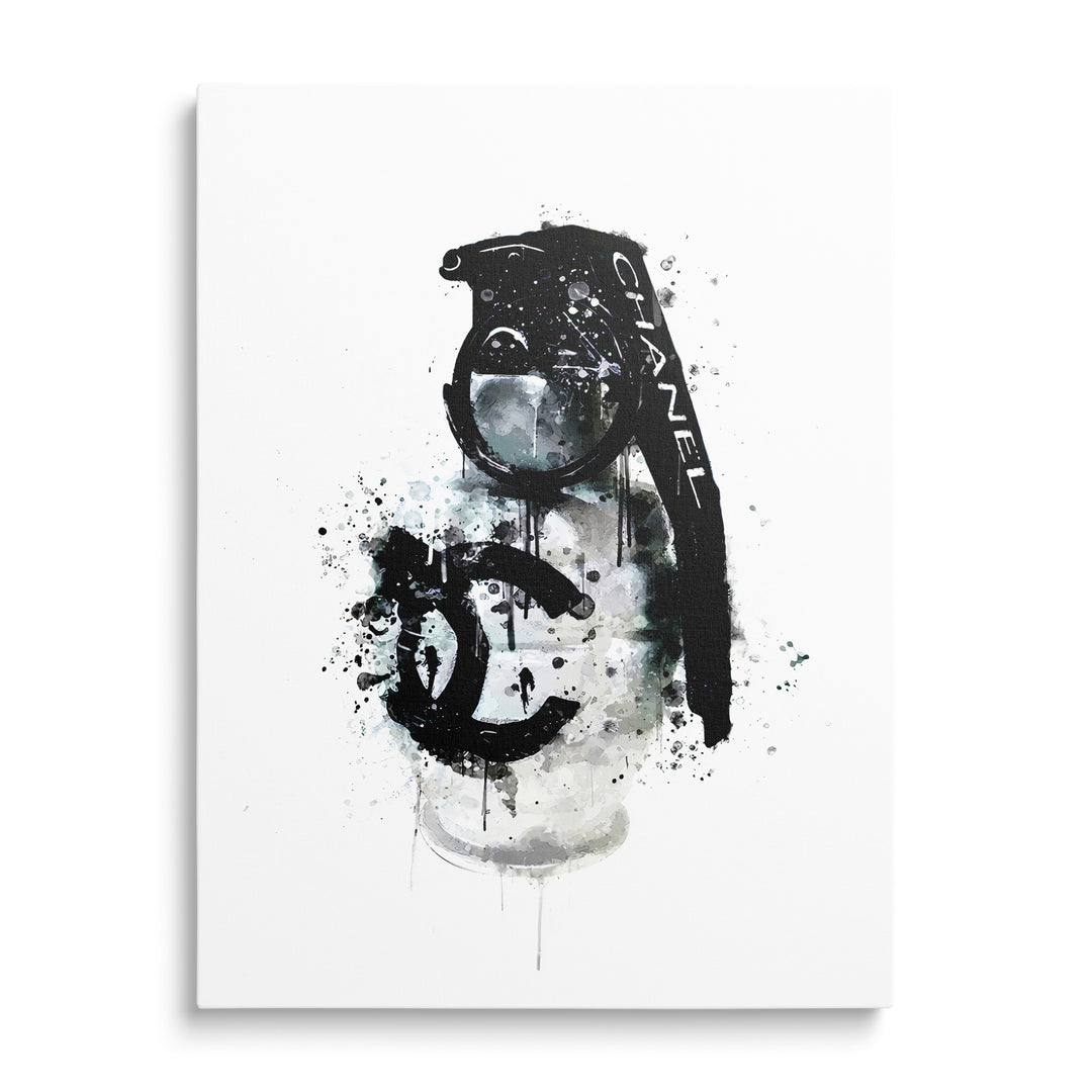 Velký černý monogram Chanel, stylizovaný tmavý tvar s nápisem Chanel a šedé akvarelové cákance na bílém pozadí.