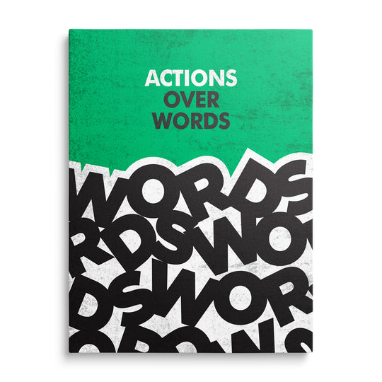 Zelená grunge plocha s nápisem Actions Over Words, dole opakovaná černá slova Words na bílém podkladu s trhanou hranicí.