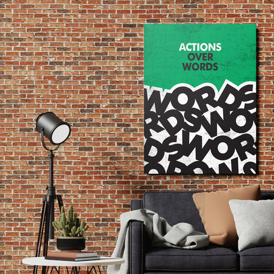 Motivační obraz - Actions Over Words na cihlové zdi.