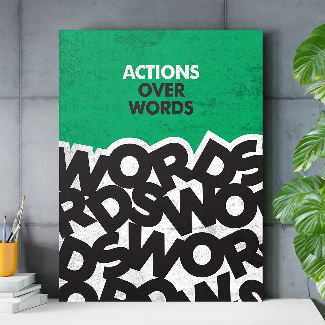 Motivační obraz - Actions Over Words nad pracovním stolem.
