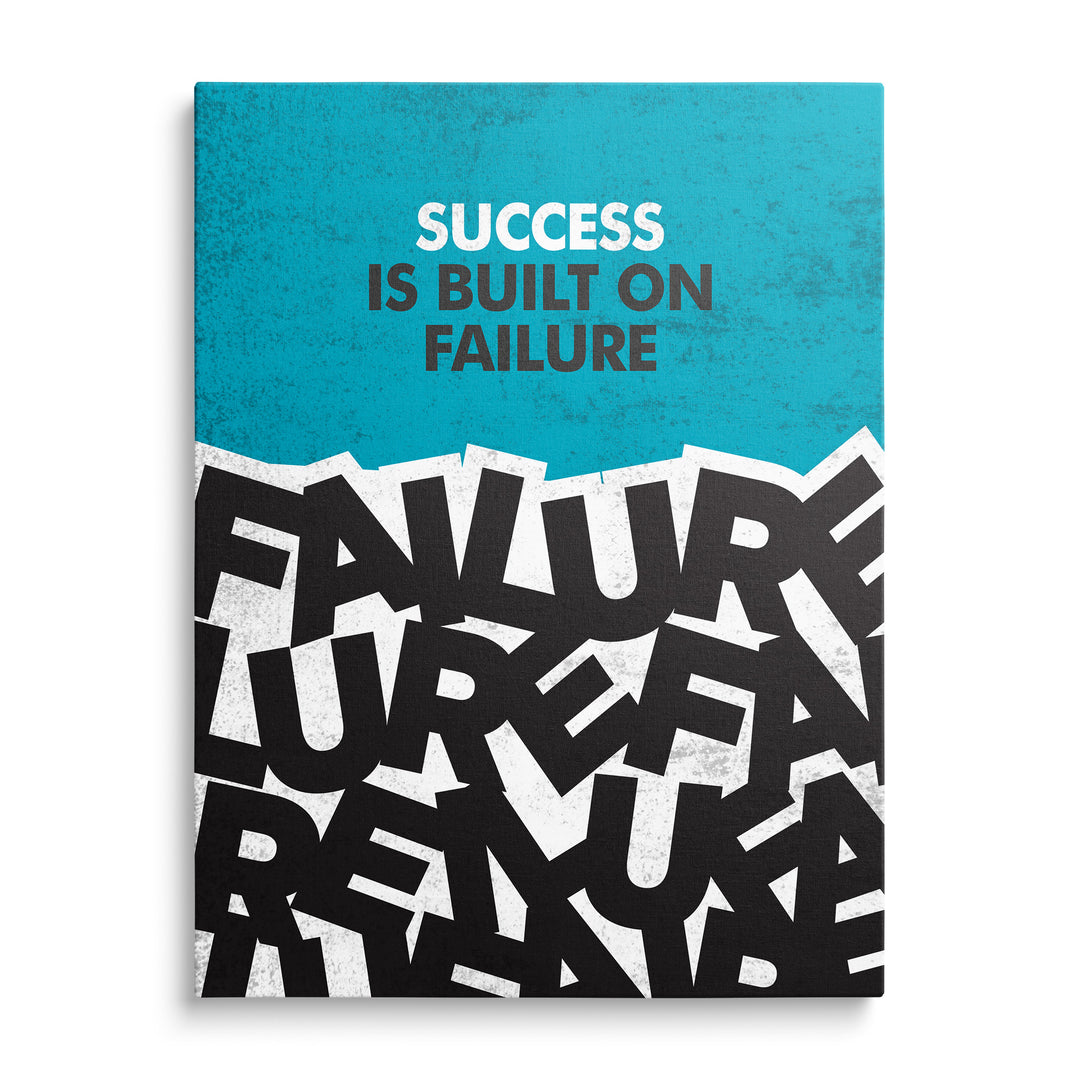 Tyrkysová grunge plocha s nápisem Success Is Built on Failure, dole vrstvená černá slova Failure na bílé ploše s trhaným okrajem.