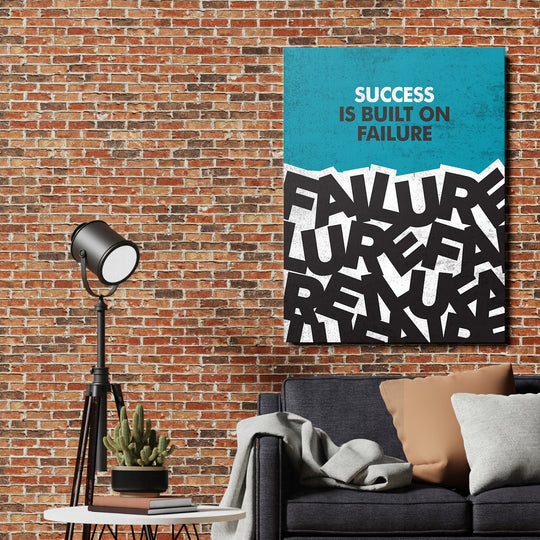 Motivační obraz - Success Is Built on Failure na cihlové zdi.