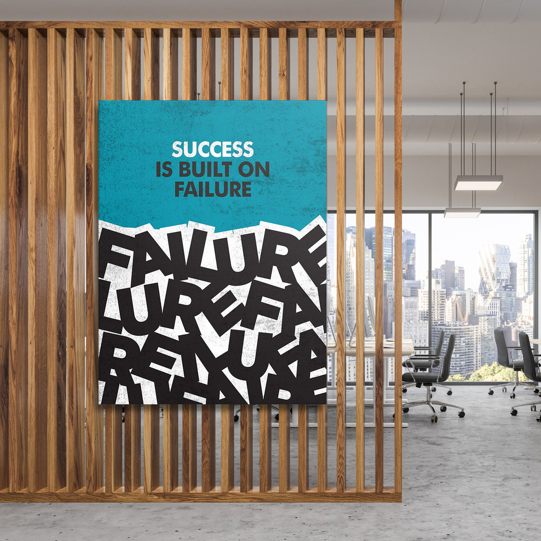 Motivační obraz - Success Is Built on Failure na dřevěné stěně.