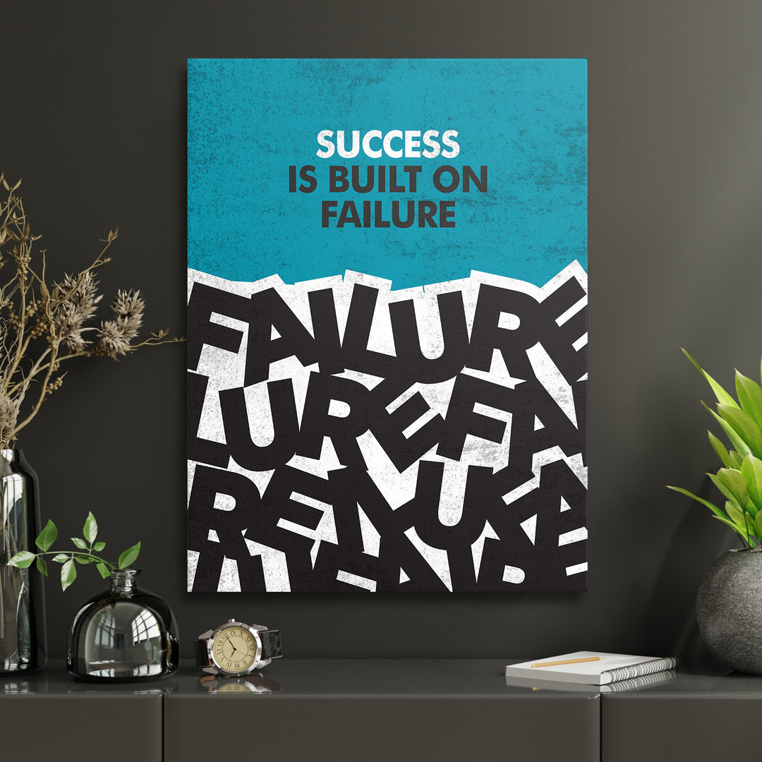 Motivační obraz - Success Is Built on Failure v interiéru s hodinami.