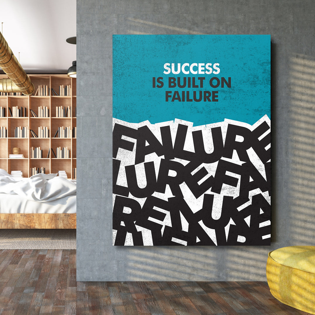 Motivační obraz - Success Is Built on Failure na velké stěně.