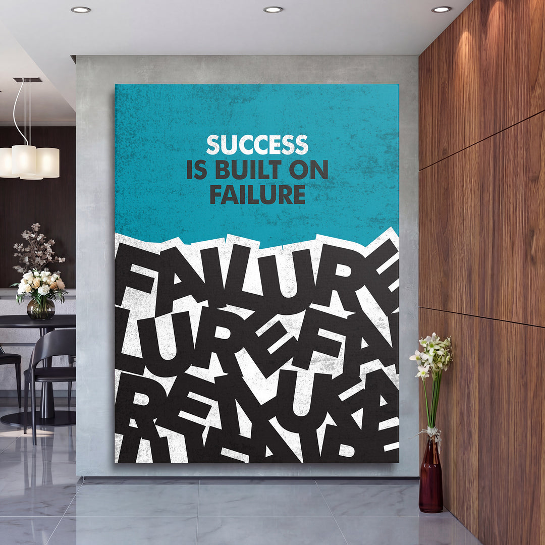Motivační obraz - Success Is Built on Failure na velké stěně, druhý pohled.