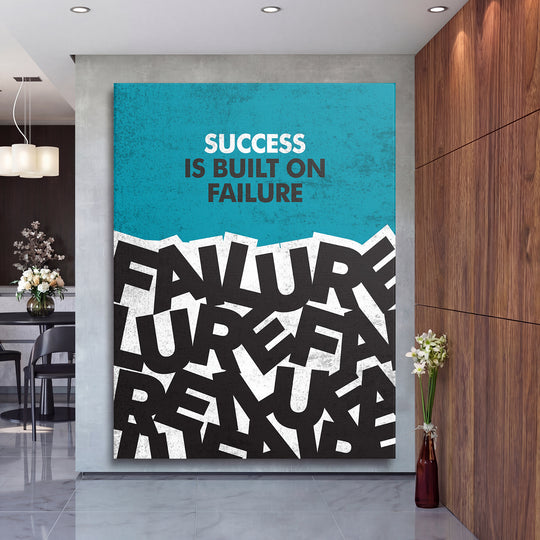 Motivační obraz - Success Is Built on Failure na velké stěně, druhý pohled.