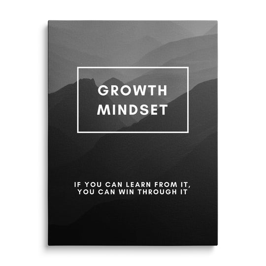 Bílý nápis Growth Mindset v obdélníkovém rámu před šedými horami a drobný text If You Can Learn from It You Can Win Through It.