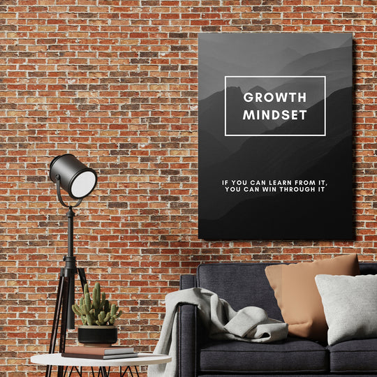 Motivační obraz Growth Mindset - Horské vrstvy na cihlové zdi.