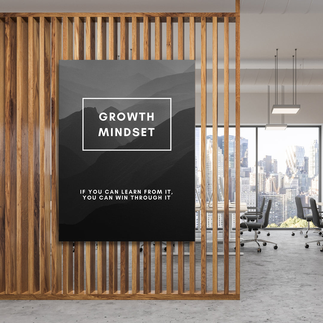 Motivační obraz Growth Mindset - Horské vrstvy na dřevěné stěně.