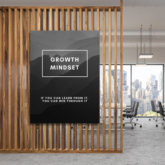 Motivační obraz Growth Mindset - Horské vrstvy na dřevěné stěně.