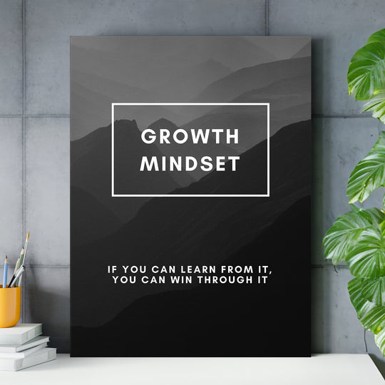 Motivační obraz Growth Mindset - Horské vrstvy nad pracovním stolem.