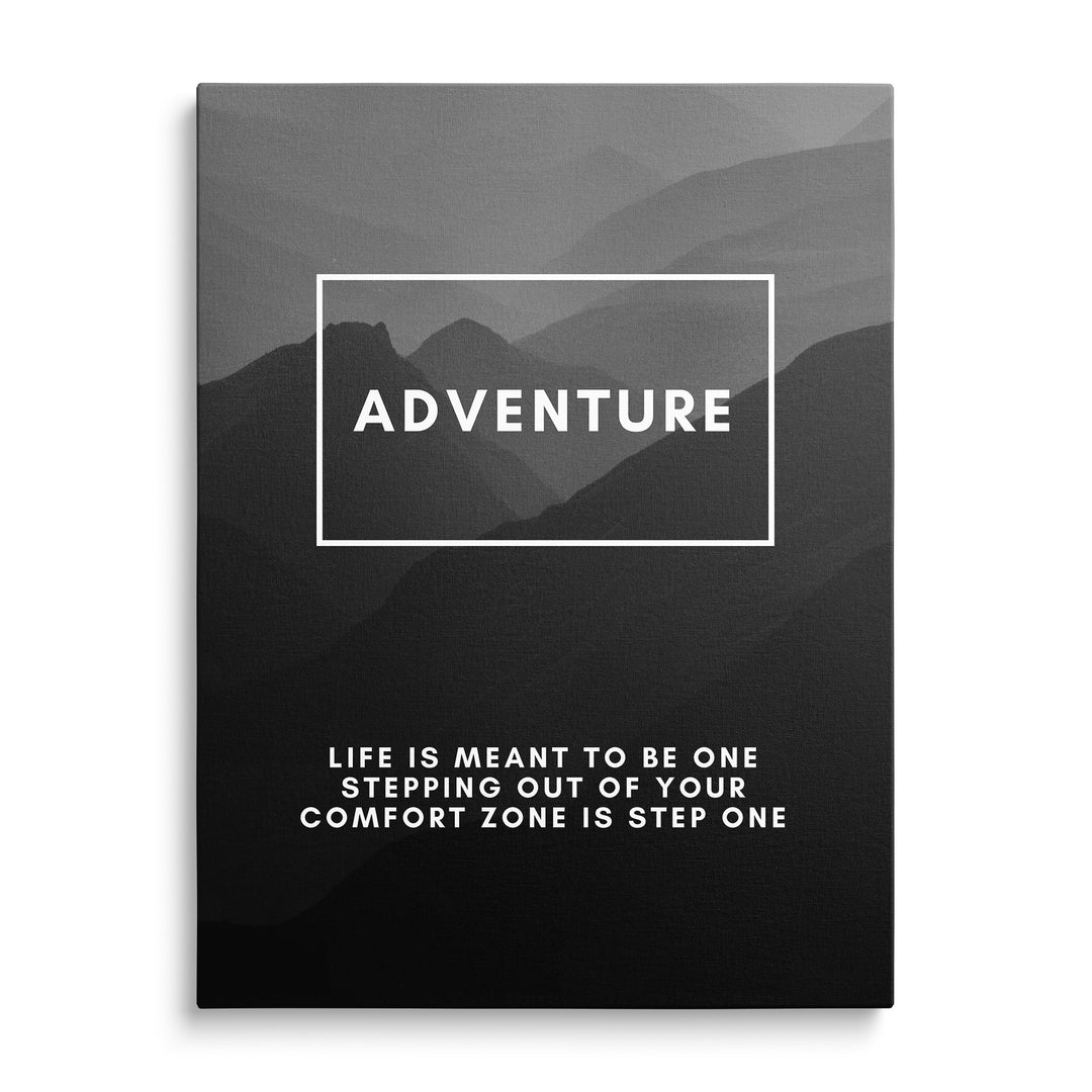 Bílý nápis Adventure v obdélníkovém rámu před vrstvami šedých hor, dole drobný anglický text o dobrodružství.