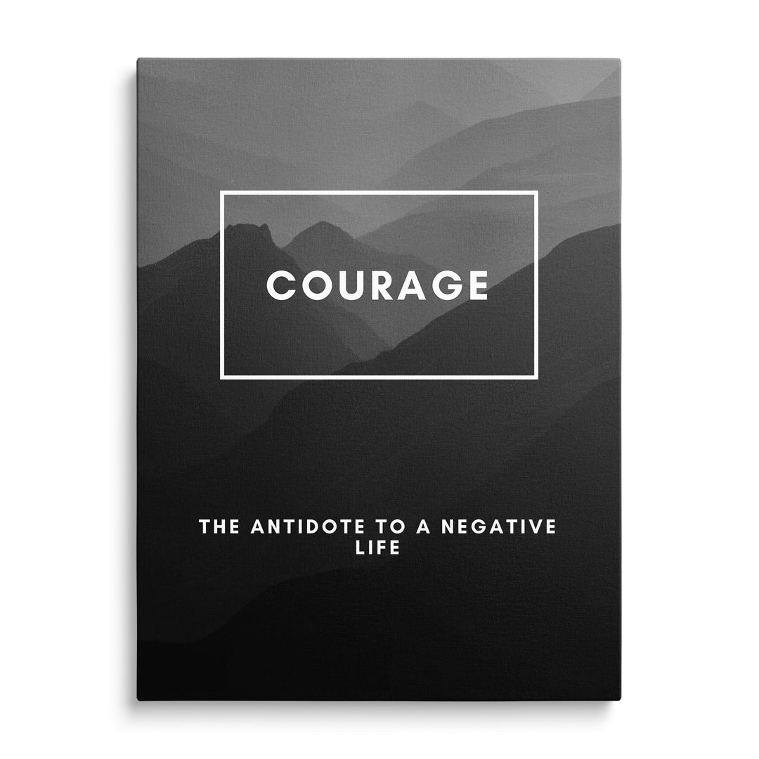 Bílý nápis Courage v tenkém obdélníkovém rámu před šedými horskými siluetami, dole text The Antidote to a Negative Life.