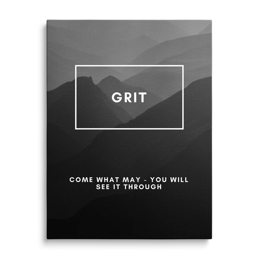 Bílý nápis Grit v tenkém obdélníkovém rámu před vrstvenými šedými horami, dole drobný bílý anglický text.
