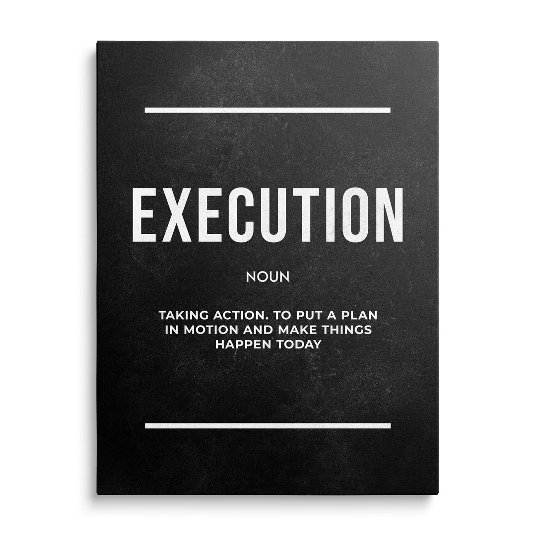 Bílý nápis Execution, označení Noun a definice o uskutečnění plánu mezi dvěma bílými linkami na tmavé ploše.