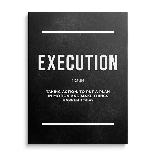 Bílý nápis Execution, označení Noun a definice o uskutečnění plánu mezi dvěma bílými linkami na tmavé ploše.
