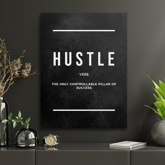Motivační obraz Hustle - Tabulová definice v interiéru s hodinami.