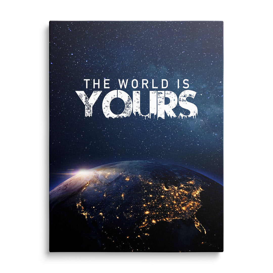 Zakřivený noční obzor Země s oranžovými světly měst a modrou atmosférou pod bílým nápisem The World Is Yours ve hvězdném poli.