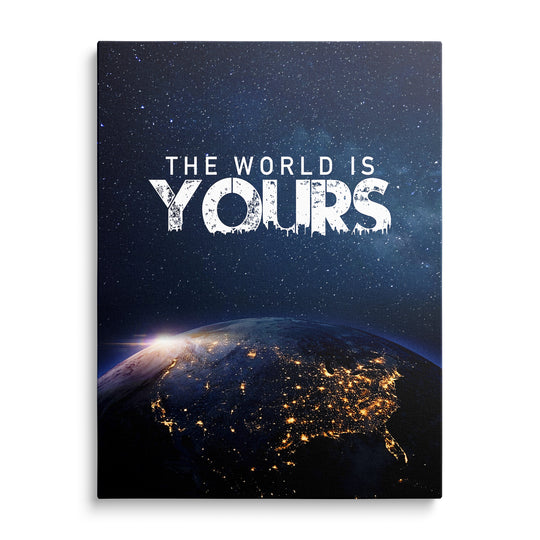 Zakřivený noční obzor Země s oranžovými světly měst a modrou atmosférou pod bílým nápisem The World Is Yours ve hvězdném poli.