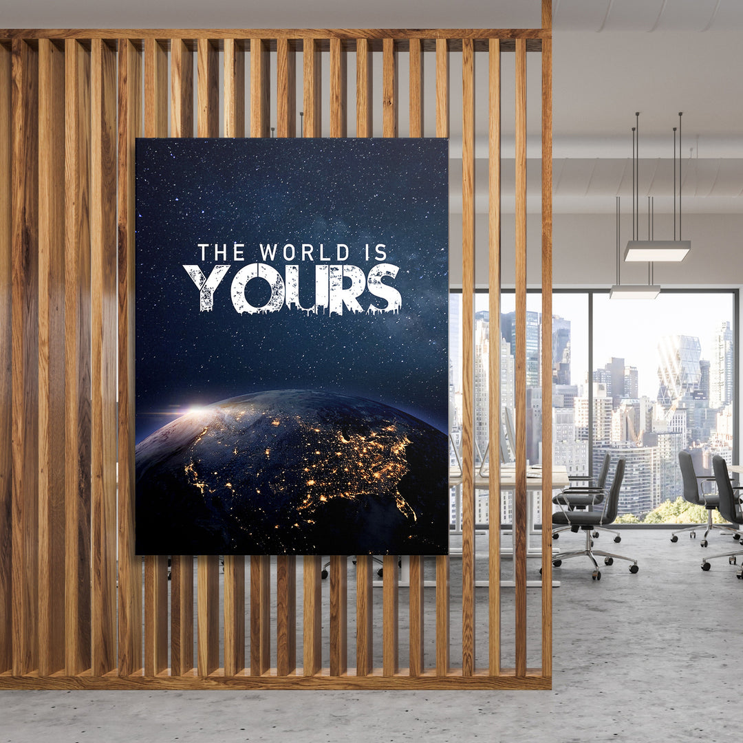 Motivační obraz - The World Is Yours na dřevěné stěně.