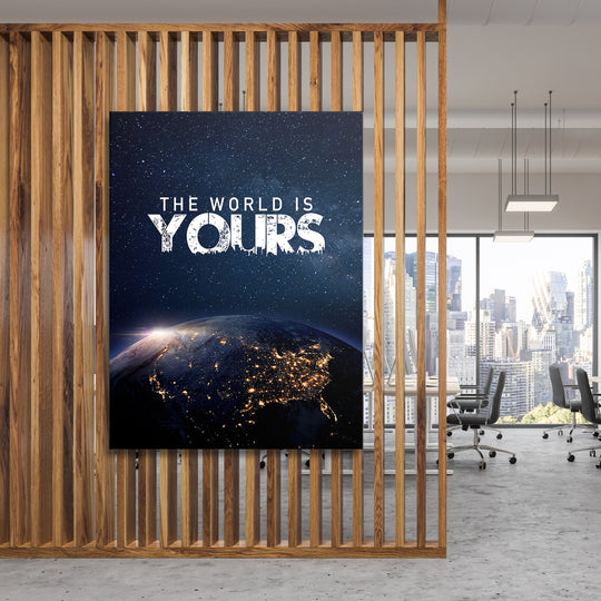 Motivační obraz - The World Is Yours na dřevěné stěně.