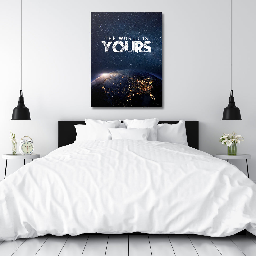 Motivační obraz - The World Is Yours nad postelí.