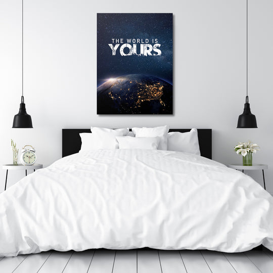 Motivační obraz - The World Is Yours nad postelí.