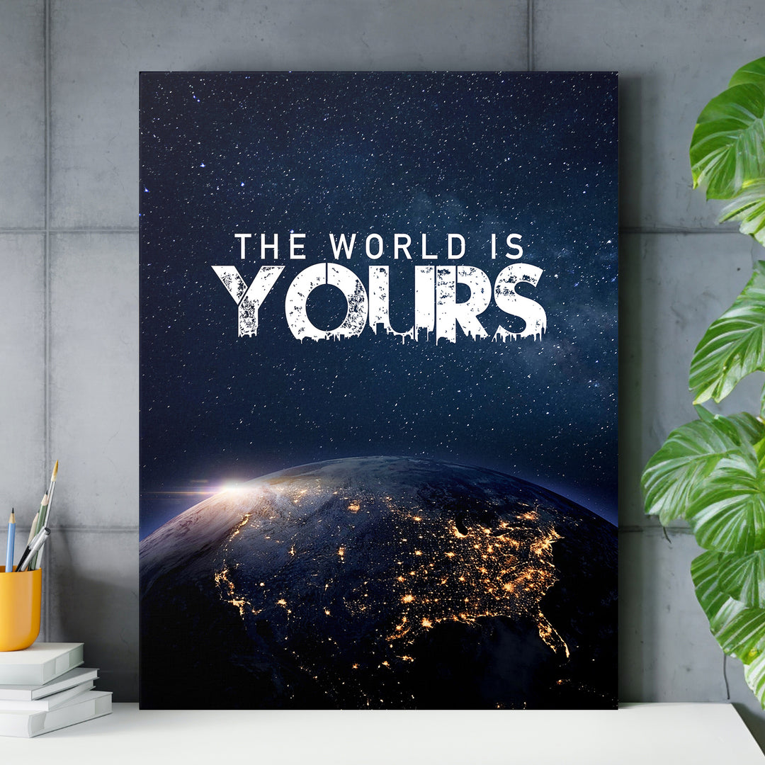 Motivační obraz - The World Is Yours nad pracovním stolem.