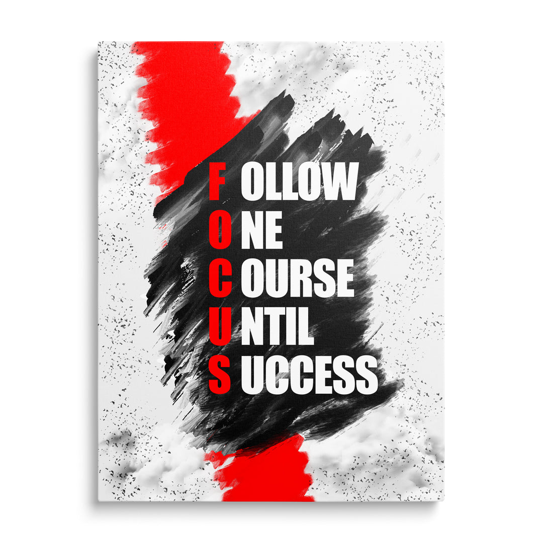 Šikmý černý tah na bílém pozadí s červenými iniciálami Focus a bílými slovy Follow One Course Until Success, červené pruhy a cákance.