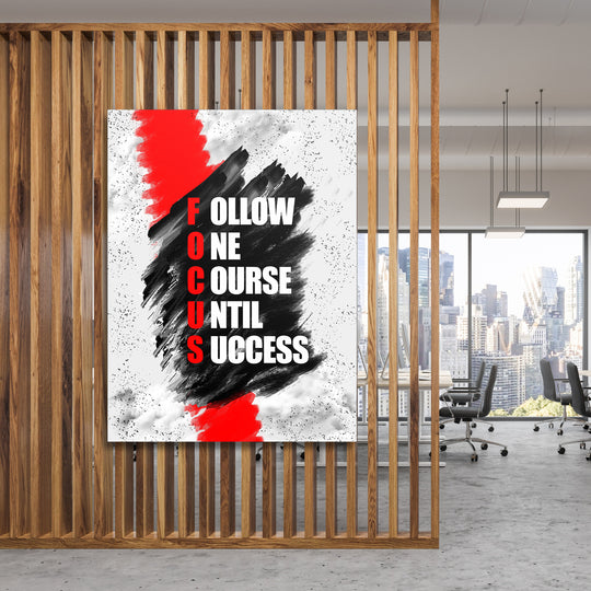 Motivační obraz Focus - Jeden směr na dřevěné stěně.