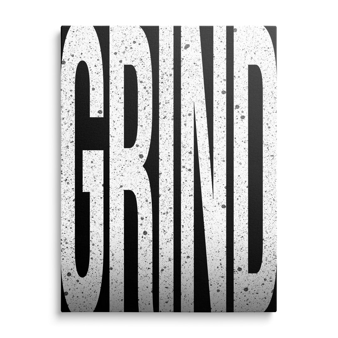 Velký černý nápis Grind s výraznou zrnitou a opotřebenou texturou na světlém bílošedém pozadí.
