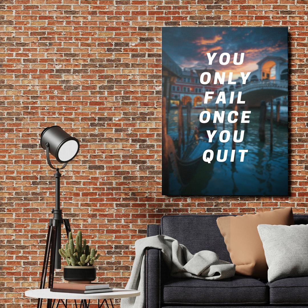 Motivační obraz - You Only Fail Once You Quit na cihlové zdi.