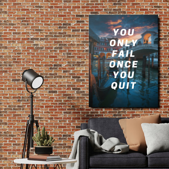 Motivační obraz - You Only Fail Once You Quit na cihlové zdi.
