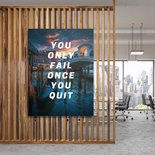 Motivační obraz - You Only Fail Once You Quit na dřevěné stěně.