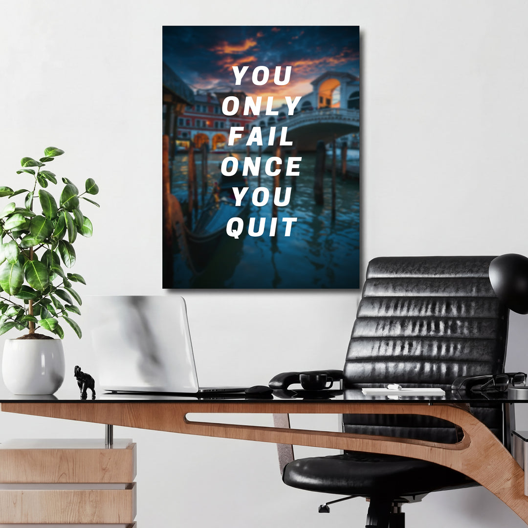 Motivační obraz - You Only Fail Once You Quit v kanceláři.